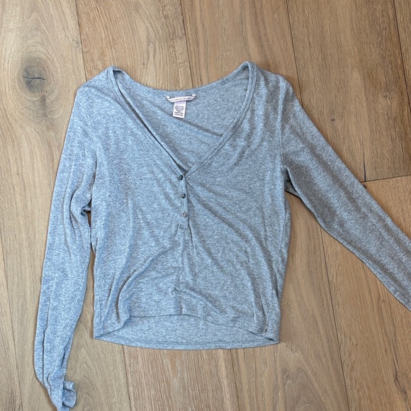 Victoria's Secret Light Gray Long Sleeve V-Neck Top - Picture 1 of 1